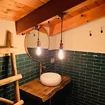 Apartmán Charming Attic With Balcony & Swimming Pool