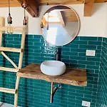 Apartmán Charming Attic With Balcony & Swimming Pool