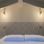 Charming Attic With Balcony & Swimming Pool Apartmán
