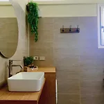 Apartmán Charming Attic With Balcony & Swimming Pool
