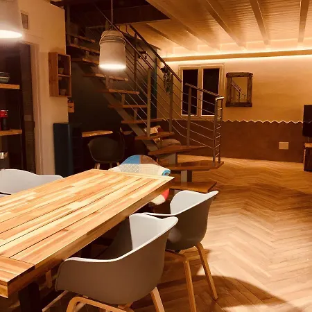 Charming Attic With Balcony & Swimming Pool Lägenhet *