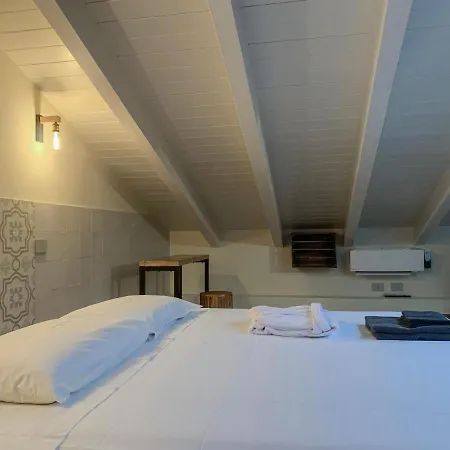 Charming Attic With Balcony & Swimming Pool Apartmán