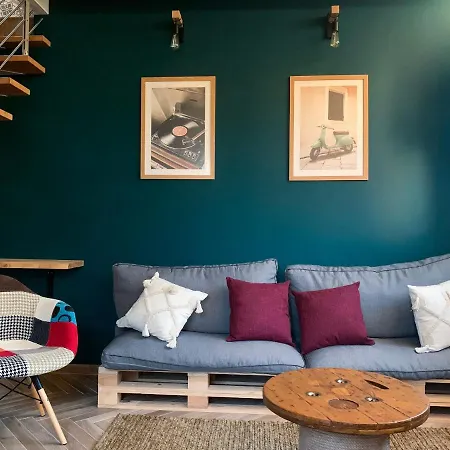 Charming Attic With Balcony & Swimming Pool Apartmán