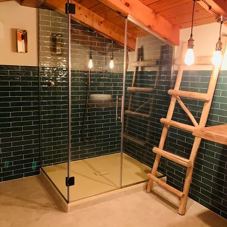 Charming Attic With Balcony & Swimming Pool * デセンツァーノ・デル・ガルダ