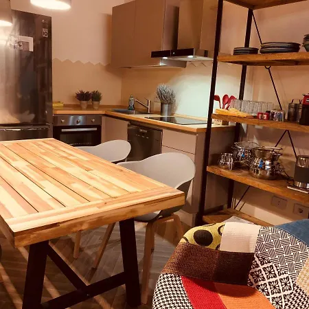 アパート Charming Attic With Balcony & Swimming Pool デセンツァーノ・デル・ガルダ