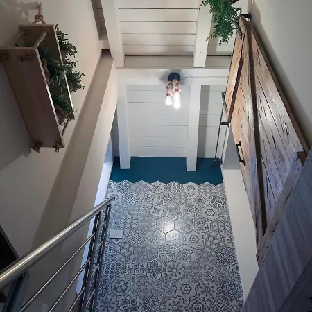 アパート Charming Attic With Balcony & Swimming Pool デセンツァーノ・デル・ガルダ