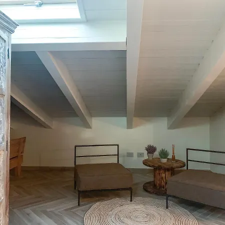 Charming Attic With Balcony & Swimming Pool アパート デセンツァーノ・デル・ガルダ